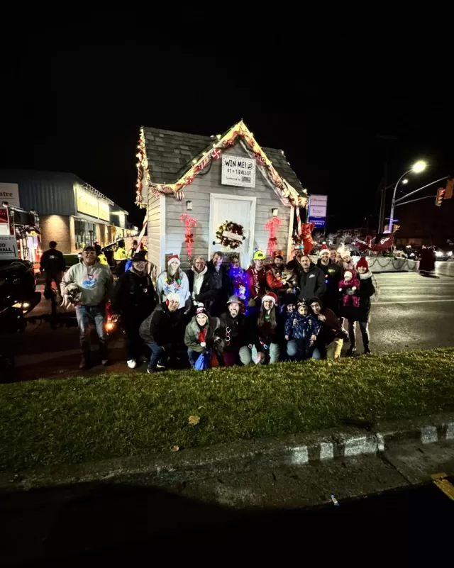 2024 Chatham Christmas Parade with Mojo Drywall 🎅🏻Starts tonight at 6:30pm, hope to see you all there 
Thank you to Gary Signrageous Awards and Promotions for donating the signage for our playhouse fundraiser❤️🎄