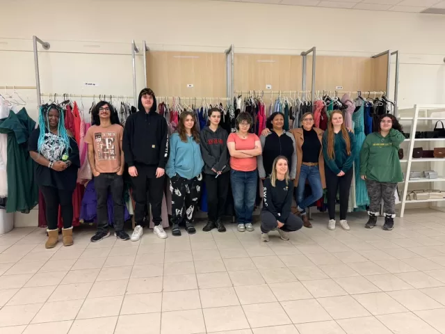 A huge THANK YOU to the Adult SWAC St. Clair College Group for joining us today‼️ From 9am to 12pm, they provided incredible support in organizing our FreeHelpCK Store for the Prom & Grad Project💃🏼
Their hard work sorting and arranging dresses, suits, and jewelry made a tremendous impact. We truly appreciate their time and effort—it was an amazing help 🩷