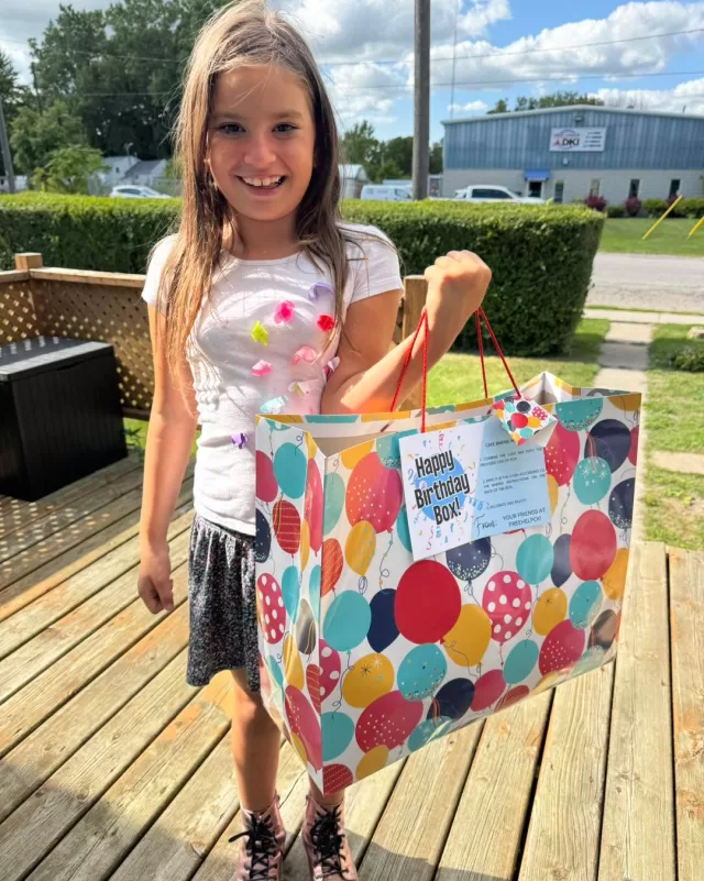 A VERY HAPPY 8TH BIRTHDAY TO DIAMOND! 🎂🎉
Today we had the joy of handing out a beautiful birthday box lovingly put together by Harshana and Amaya Rodrigo Fernando. They went above and beyond to purchase all the party essentials to make her day extra special 🥰 From balloons and napkins to treats and gifts,  making sure she had everything she needed for a fun and memorable party 🥳💕
We’re so grateful for their generosity in creating such a special day for Diamond🌟