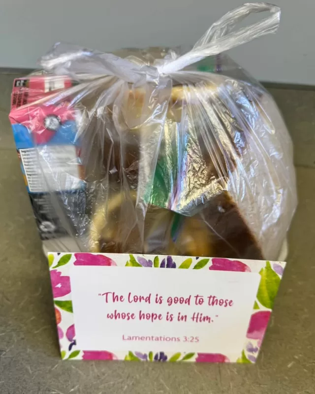 Senior meal Monday 🥰
As always our seniors received meals packed with 💕 Each received a delicious meal from Mamma Maria's Ristorante, along with a fresh sandwich, snacks, and a sweet dessert to make their day a little brighter 😋

It’s small acts like these that bring comfort, nourishment, and care to those who need it most 💛 🍽️ #TogetherWeCan #MakingADifference #SeniorMeal #freehelpck