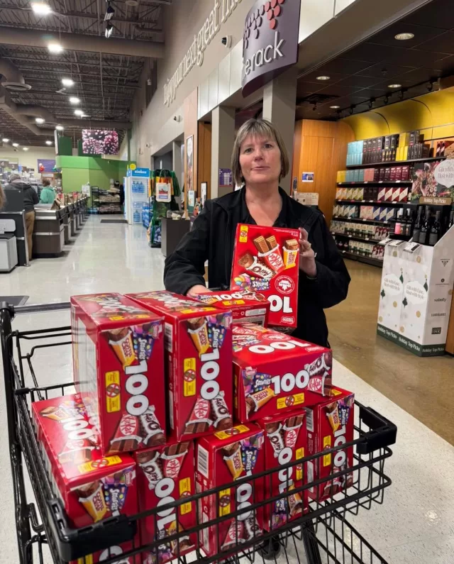 We’re officially Christmas parade ready for tomorrow night! 🎅✨ A huge thank you to Sobeys and the SWAC Adult Program at St. Clair College Chatham!

Sobeys generously donated 10 boxes of 100 chocolate bars to our organization, and the amazing St. Clair College students helped us bag over 400 candy bags for our holiday giveaway kicking off tomorrow!

Stay tuned for that post…it’s going to be sweet! 🍬❤️