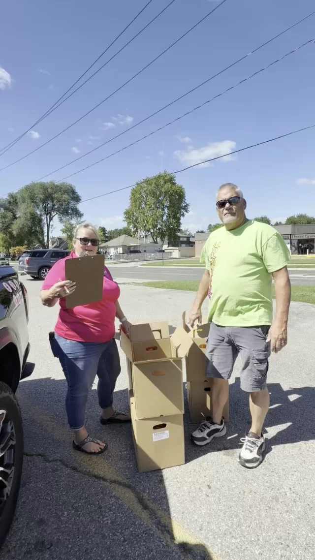 How many peppers CAN fit in one box?! 🫑😂

Geri & Dave made their guesses… so naturally, we had to put them to the test! 👀

Who do you think was closer? 😂🫑

#FreeHelpCK #HarvestToHome #PepperChallenge #ChathamKent