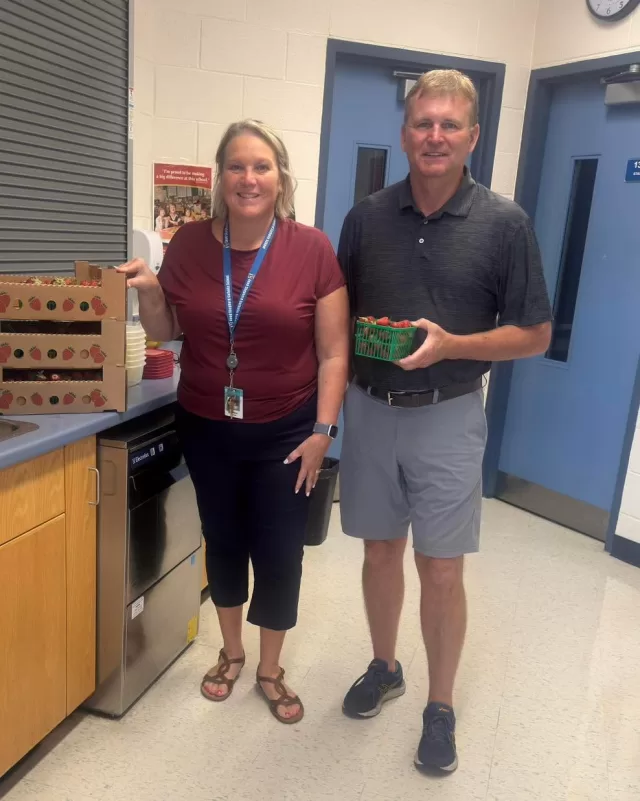 🍓 More strawberries shared throughout our community today!

Thanks to the continued generosity of Jennen Strawberry Farm, we were able to share more fresh strawberries with local organizations today❤️

🍓 6 flats were delivered to Good Shepherd School in Thamesville and 2 flats were delivered to Westover Treatment Centre

We’re so grateful to be able to take fresh, locally grown produce and get it into the hands of people throughout Chatham-Kent who can enjoy it.

#HarvestToHome #ChathamKent #FreeHelpCK