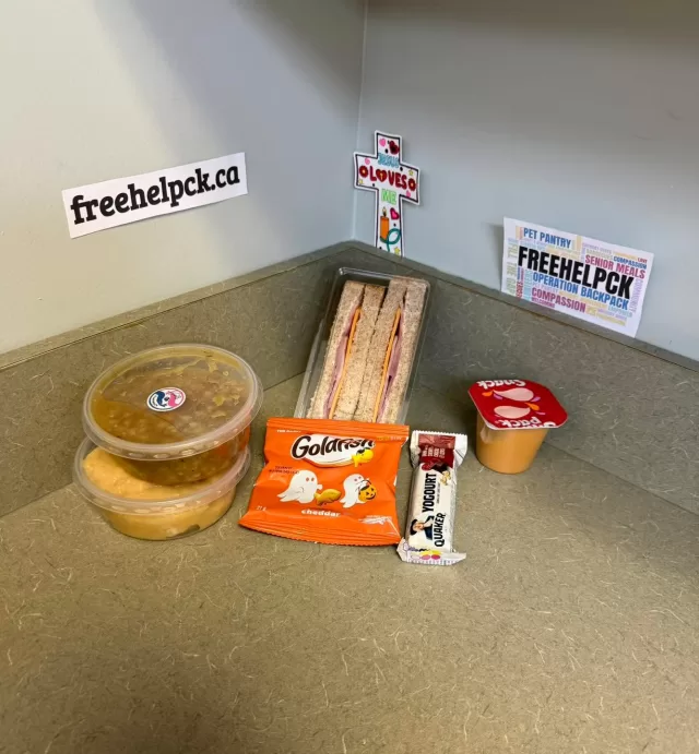 Yesterday’s Senior Hope Meals were packed with a little bit of everything! 🍲🥪

Our seniors received two soups, a ham & cheese sandwich, a granola bar, pudding, and the cutest little ghost Goldfish crackers for a fun fall touch! 👻

A delicious meal with a little something extra to make them smile😁
