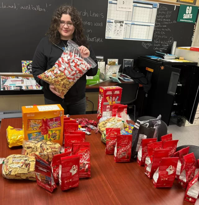 🍬🎃 A big THANK YOU to the St. Clair College LKDSB SWAC Program for helping us prepare for FreeHelpCK’s upcoming Harvest of Hope Celebration!

These wonderful students generously assembled 300 candy bags for our October 31st event, and we’re so grateful for their time and efforts!

We can’t wait to share more about this special celebration with you. Stay tuned for details! 🍂🧡

#FreeHelpCK #HarvestOfHope #ThankYou #ChathamKent #CommunityKindness