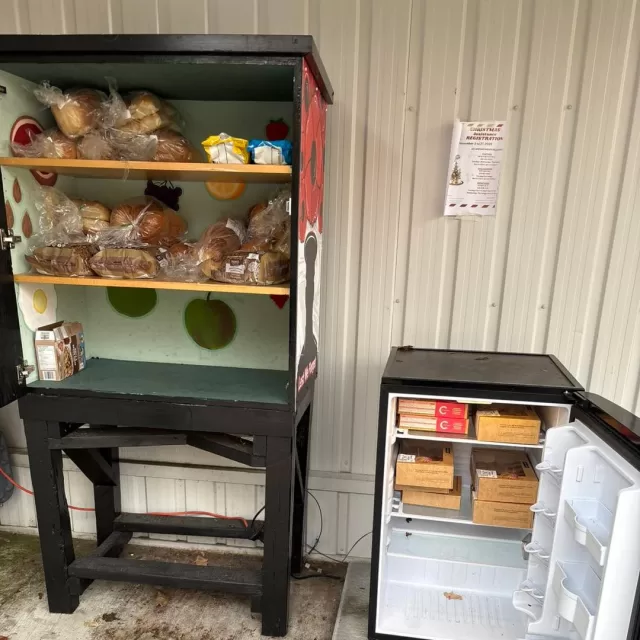 Ridgetown’s FreeHelpCK Free Food Pantry was restocked this morning! 😊

We’re so thankful for the continued generosity of our donors and supporters who help make these pantry fills possible.

Every donation helps us ensure that local seniors, families and individuals have access to food when they need it most❤️

#FreeHelpCK #FreeFoodPantry